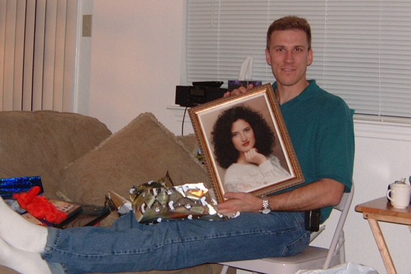 Hildebrand Christmas ScreenSaver/800x600_2000-12-21-17 Travis gets framed picture.jpg